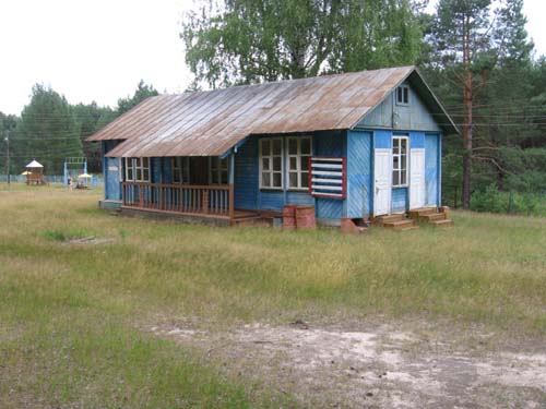 Городская больница/Пост медиков, также виден центральный вход лагеря